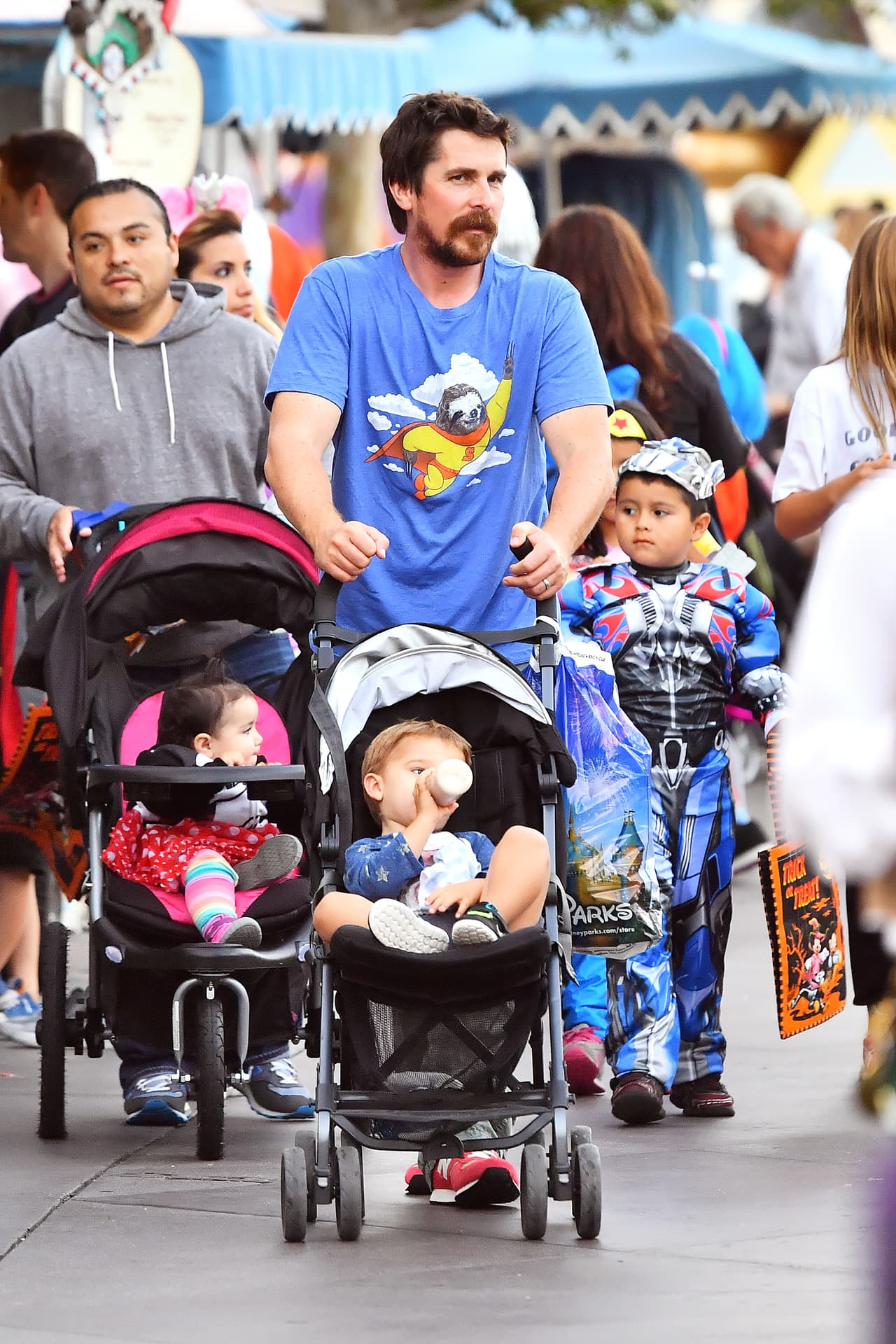 Los acompañaba una persona del parque, como siempre hacen con famosos, para que no hagan filas. ¡Qué envidia!