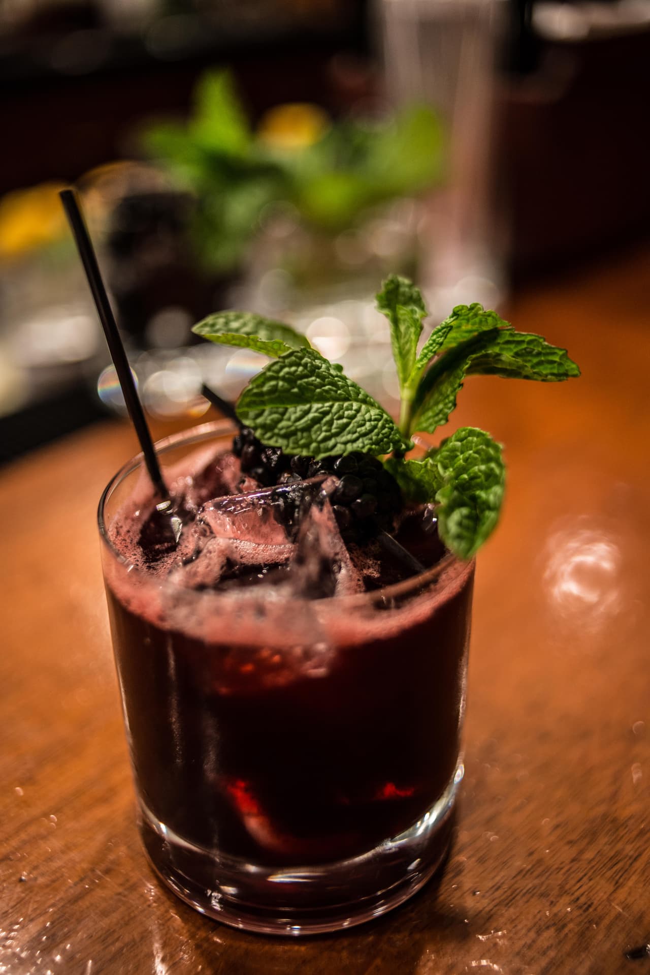 <b>Ramos Gin Fizz: </b>este cóctel se inventó en 1888 por
<b><a href="http://aviationgin.com/history-of-the-ramos-gin-fizz/"> Henry Charles Ramos</a></b>. El éxito fue tal que el señor Ramos pudo abrir su propio bar: el Ramos’ Bar. Cuando llego la prohibición, Henry cerró su bar. Años más tarde, mayor y frágil de salud, un periódico local lo entrevistó y ahí compartió su receta convencido que la ley seca nunca terminaría. Murió en 1928, pero acá se sigue bebiendo en su honor.
<br>
<br>Para su preparación mezcla 2 partes de gin, 1 parte de leche, 1 clara de huevo, ½ de jugo de limón, ½ de jugo de lima, 1 parte de sirope simple, 3 gotas de agua de azahar y agua mineral
<br>