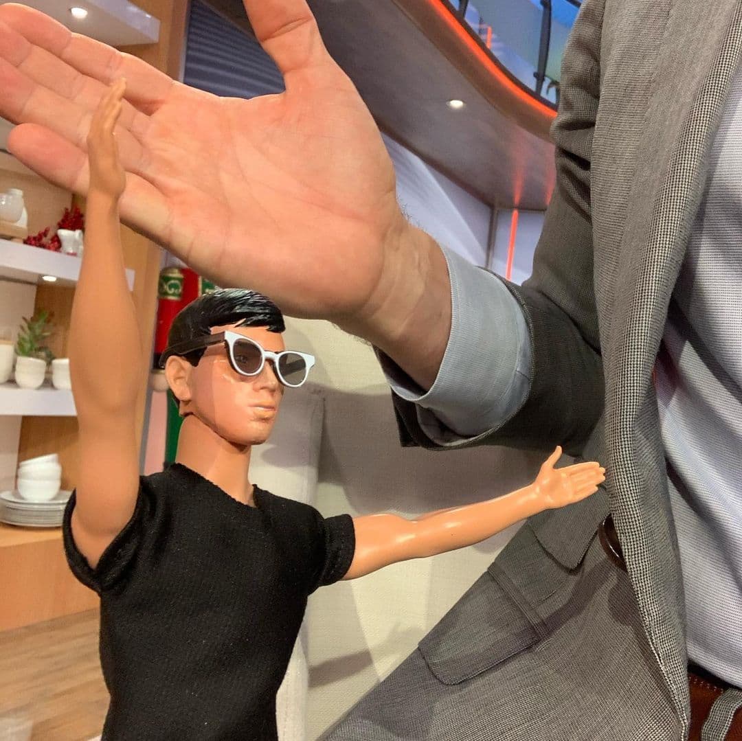 Pues se trata ni más ni menos que de Tito El Bambino, pero en versión muñeco.