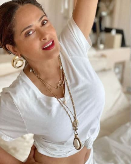 <b>Salma Hayek</b>
<br>La actriz mexicana de 55 años compartió en Instagram una sencilla foto donde se le ve con una playera blanca, enrollada de en medio para transformarla en un ‘crop top’. En respuesta, uno de sus seguidores la definió como una mujer “elegantemente hermosa”.