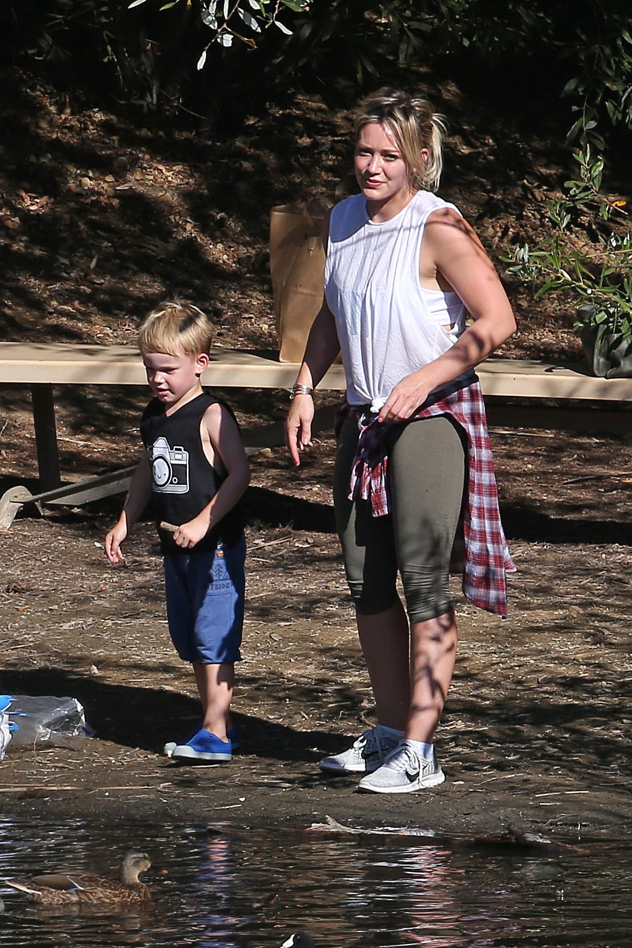 No siempre todo es 'glamour', hay quienes apuestan por la comodidad para poder realizar otras actividades que son ajenas a la música. Hilary Duff así viste cuando sale a divertise con su pequeño.