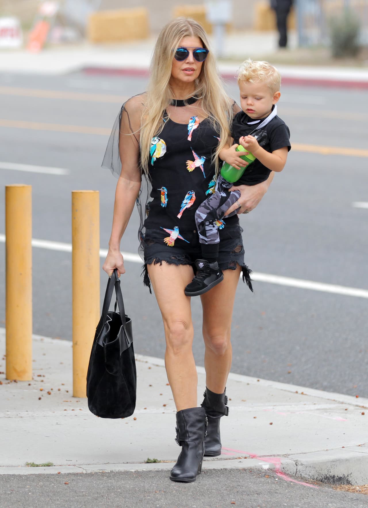 Fergie es una de las mamitas más 'fashionistas' y en su 'street style' lo demuestra. Los minivestidos han sido sus favoritos y aplaudimos la elección porque de esta manera nos presume esas bien trabajadas piernas.