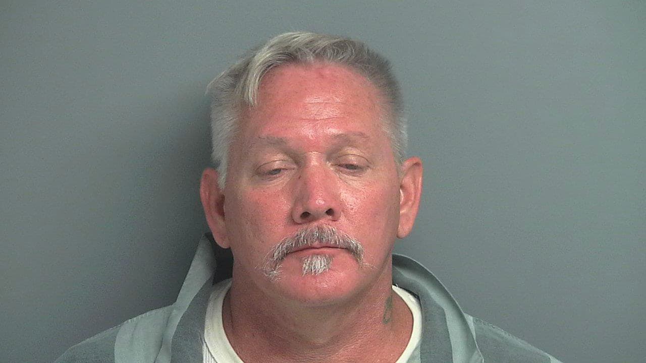 David L. Nona, de 56 años. Tiene una orden azul por infringir en su libertad condicional. Mide 5'11", pesa 206 libras y con ojos azules. Última ubicación vista: Coldspring, Texas.