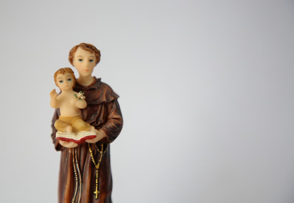 ¿Quieres conseguir pareja rapidito? Simplemente tienes que poner una figura o estatua de San Antonio de cabeza.
