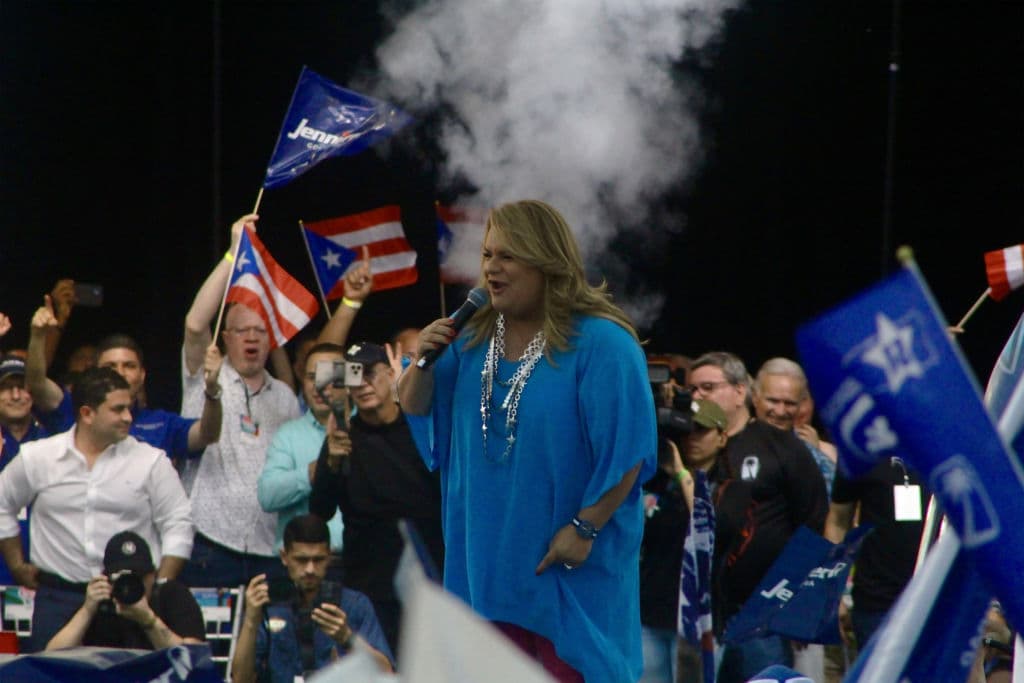 Jenniffer González consideró importante que la gente conociera que el color favorito de su esposo es "azul" y que su postre preferido es el 
<b>flan de queso</b>.
<br>
<br>También compartió un poco de su robusto currículo de vida:
<br>
<br>📍 Estudió un bachillerato en Biología y se especializó en Botánica.
<br>📍Sembraba en el oeste plátanos, parchas, ajíes y calabazas.
<br>📍Vendió verduras y viandas en la plaza del mercado de San Sebastián.
<br>📍Ama la agricultura, hacer injertos y "tiene buena mano".
<br>📍Tiene un grado asociado en Artes Culinarias, de la Universidad de Johnson & Wales.
<br>📍Trabajó con el grupo Seminole, dueño de los 'Hard Rock Cafe'.
<br>📍 Es un "freak" de la mecánica y según la gobernadora "sabe de todo".
<br>📍Conoce de arquitectura, arte e ingeniería.
<br>📍Es amante de los rotores, los pistones y "todo lo que tenga combustión interna".
<br>📍Sabe de Economía.
<br>📍Es el mejor monitor de redes sociales, afirma Jenniffer González.
<br>📍 Es médico y cree haber visto "de todo" durante sus años de estudio en la República Dominicana.
<br>
<br>También demostró tener un gran sentido del humor al concluir la 'entrevista', adelantándole a su esposa que haberlo sometido al podcast, 
<b>"te va a costar caro"</b>.