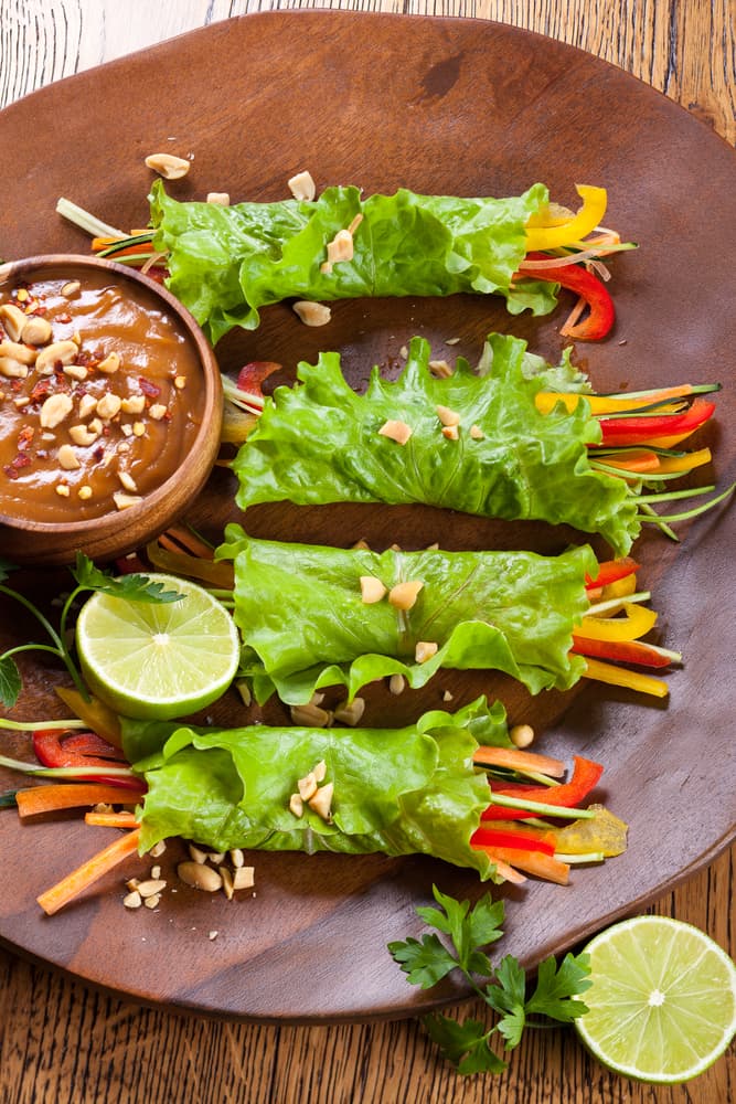 ENSALADA DE POLLO ASIÁTICA EN HOJAS DE LECHUGA. Llegó el momento de mezclar las saludables y ricas ensaladas con una de las leguminosas más famosas y consumidas del mundo: el cacahuate. Baña con un poco de salsa extra de cacahuate tu plato y vuélvete adicto a una receta más.
