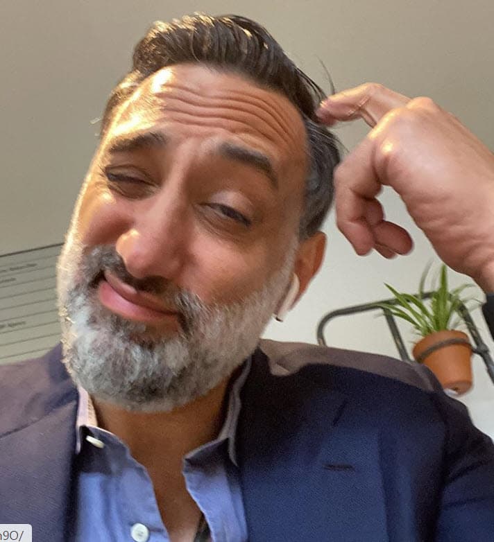 El miércoles pasado Seely dio a conocer que
<b><a href="https://www.univision.com/famosos/casi-tres-anos-despues-de-casarse-y-tras-su-divorcio-el-ex-de-marlene-favela-saca-a-la-luz-lo-que-tuvo-guardado-fotos" target="_blank">no tenía dos hijos</a></b> en Australia, sino tres.
<br>