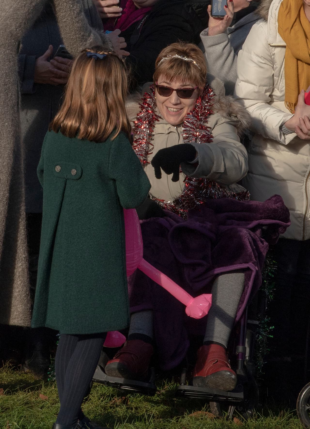 <b><a href="https://www.univision.com/famosos/revelan-el-verdadero-motivo-por-el-que-la-princesa-charlotte-saco-la-lengua-ante-la-multitud-fotos">La princesa Charlotte asumió sus deberes reales con aplomo</a></b> y no solo recibió obsequios sino que también estuvo dispuesta a abrazar a sus seguidores, que estaban honrados de haber conocido a los Cambridge.