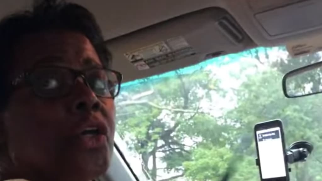 Conductora de Uber se niega a llevar a pareja gay y no tarda mucho en pagar el precio