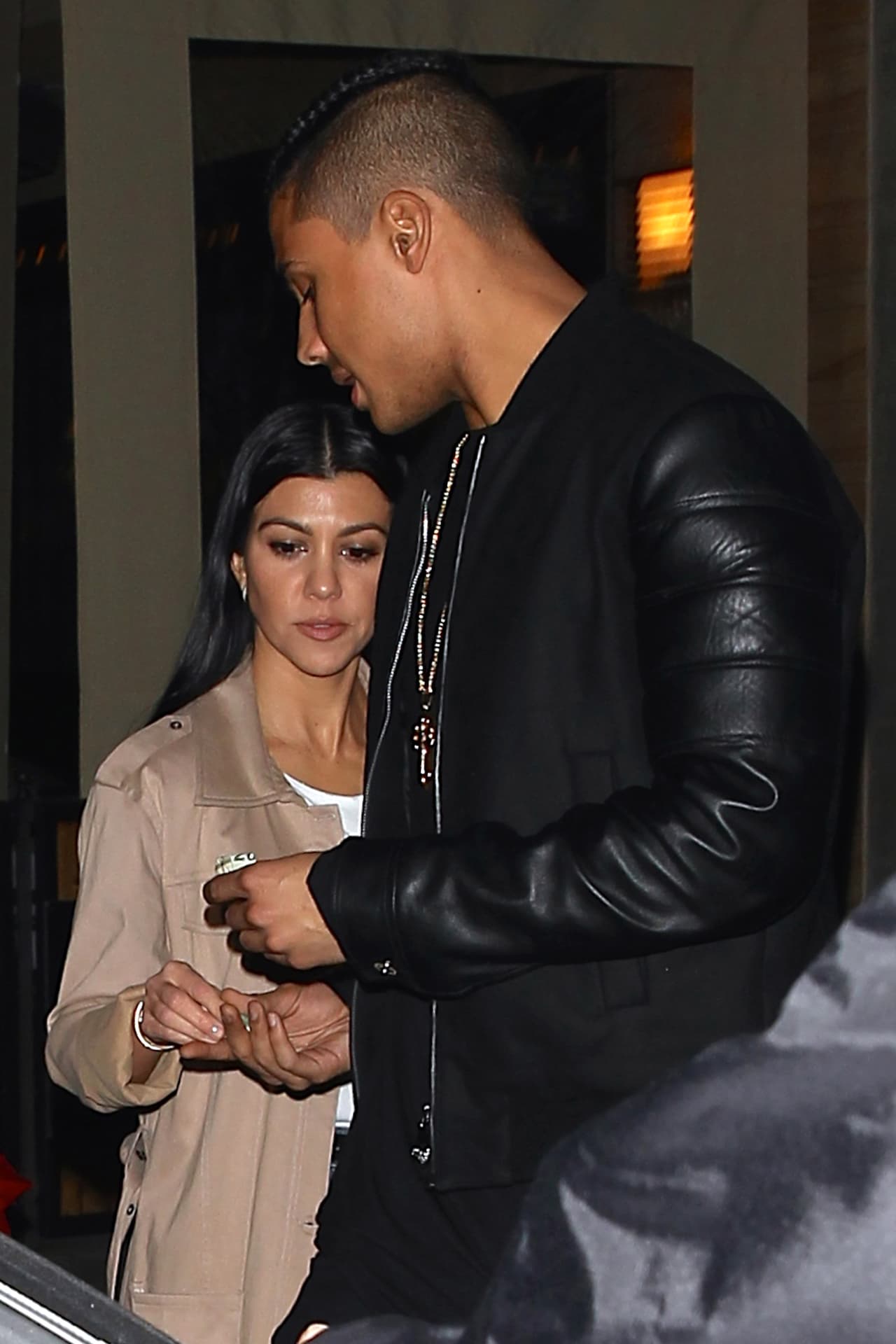 Y mientras Kortney sigue disfrutando de lo que parecería ser, una cena de amigos muy divertida.