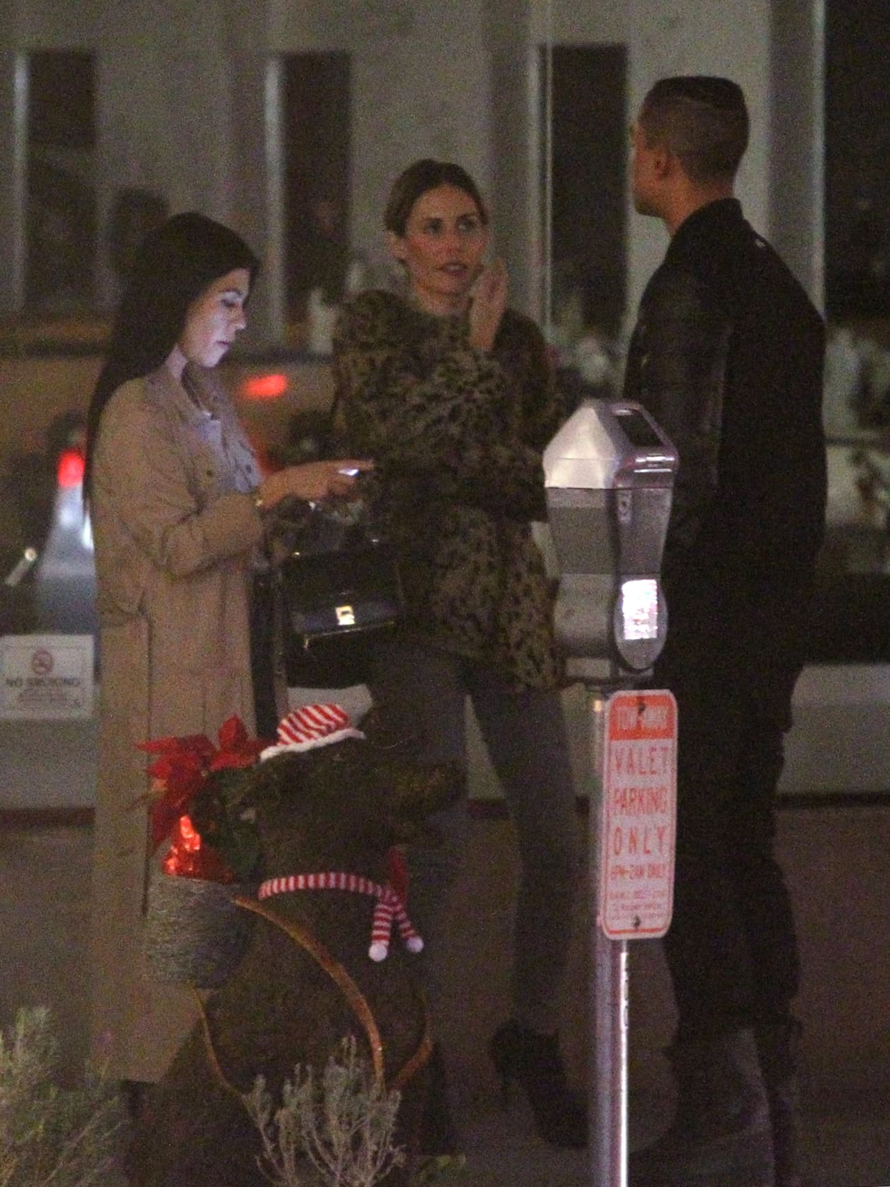 E incluso, aseguran que el cantante y Kourtney tienen una aventura.