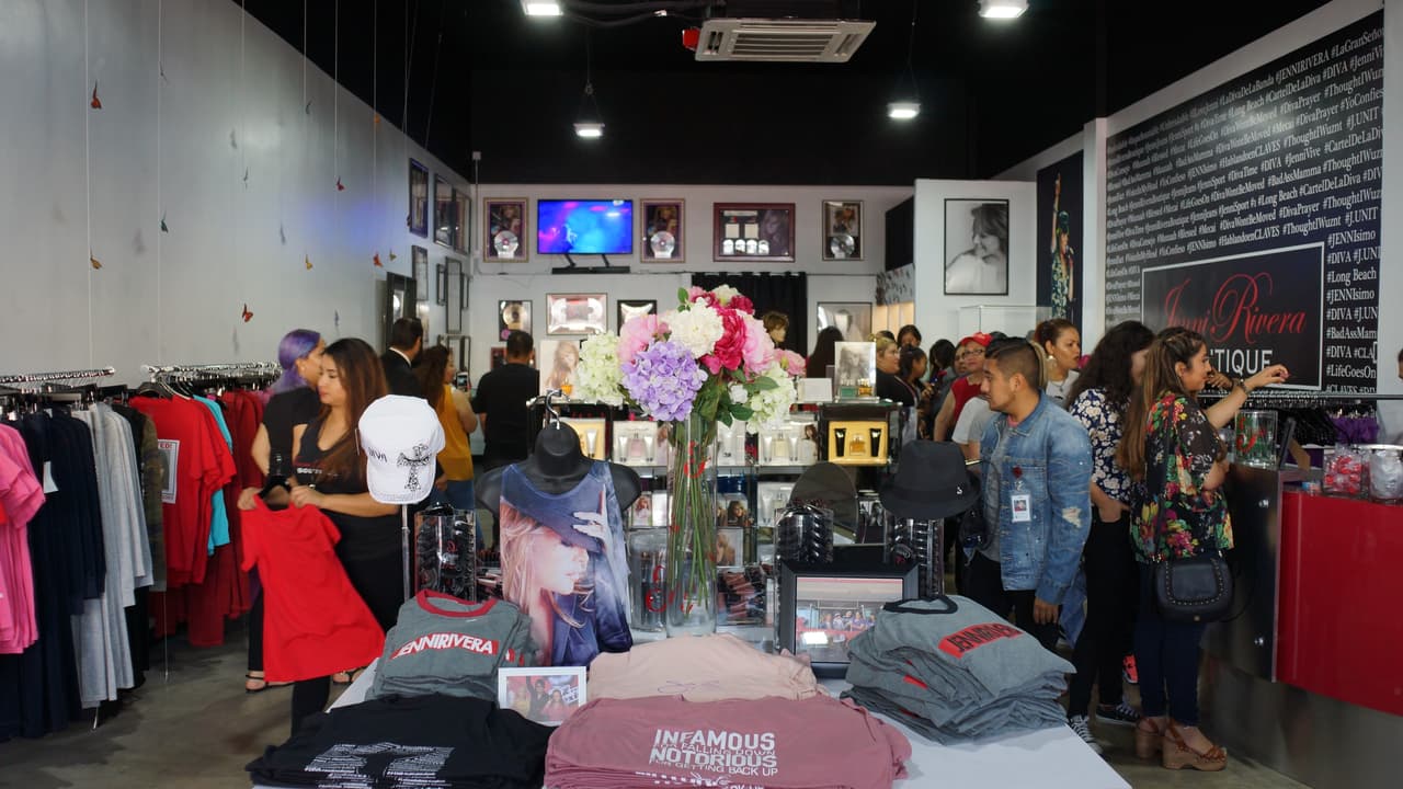 Inmediatamente, la gente comenzó a compar artículos y disfrutar de la boutique-museo.