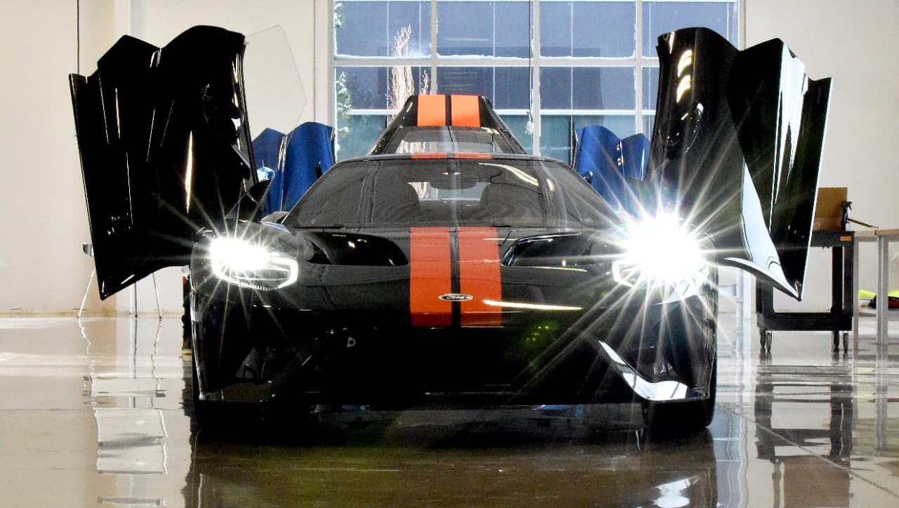 La segunda generación del Ford GT fue mostrada el público por primera vez hace un poco más de 23 meses en el Auto Show Internacional Norteamericano, mejor conocido como el Auto Show de Detroit donde causó una gran conmoción y recibió críticas muy favorables.