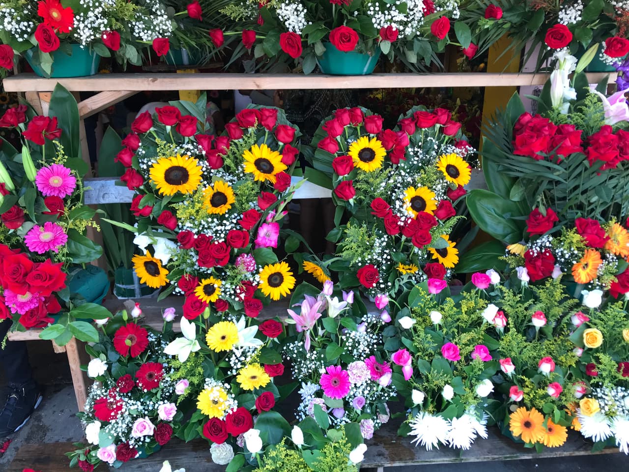 Y pese a que el coronavirus sigue siendo una amenaza para la comunidad, el sector florestero de la ciudad preparó sus mejores arreglos.
<br>