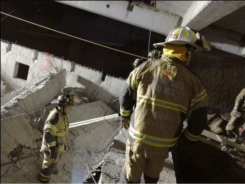 Mueren al menos siete personas al derrumbarse un estacionamiento en construcción en Ciudad de México 
