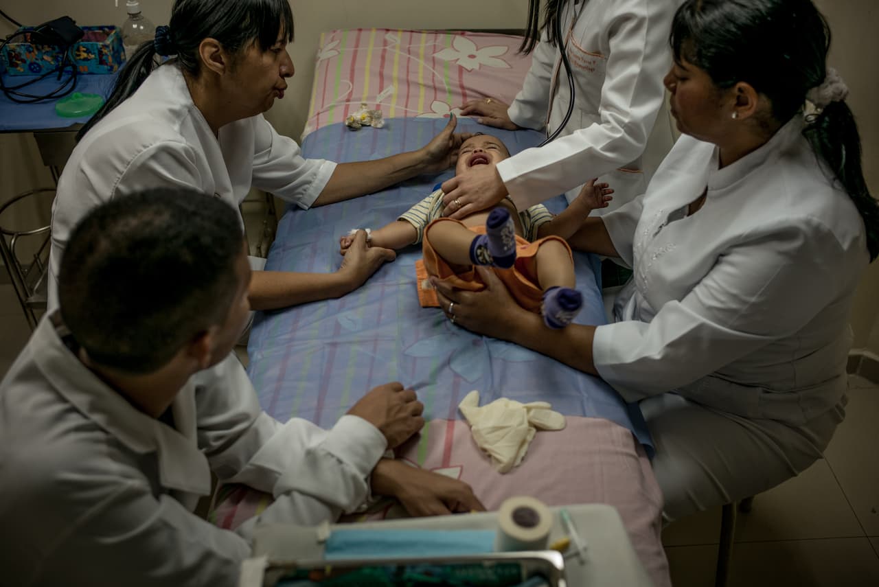 Muchos de los pacientes llegan a este centro asistencial con problemas respiratorios severos. Bronquitis o neumonías, según algunos testimonios, agravadas cuando sus madres los llevan a hacer la filas para comprar comida a la intemperie y obtener trato preferencial.