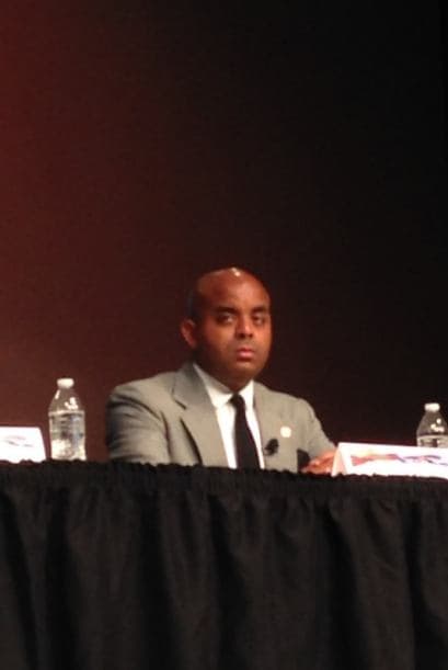 El candidato demócrata Jarrett Maupin, pastor y activista, también apoya una acción ejecutiva por parte del presidente Obama para poner un alto a las deportaciones. Asimismo, aseguró que como activista, fue uno de los primeros en ir al centro de detención de Nogales, mucho antes de que la crisis fuese publica, y vio las condiciones deplorables en las que estaban los menores. Maupin está de acuerdo con la legalización de la marihuana, porque al regularla y ponerle impuestos, se puede invertir ese dinero en la educación y en otras necesidades de la comunidad. El candidato está de acuerdo con el derecho de portar armas, siempre y cuando sea de una manera regulada y haya chequeo de antecedentes. Su prioridad es crear oportunidades de trabajo e impulsar a la clase media del distrito.