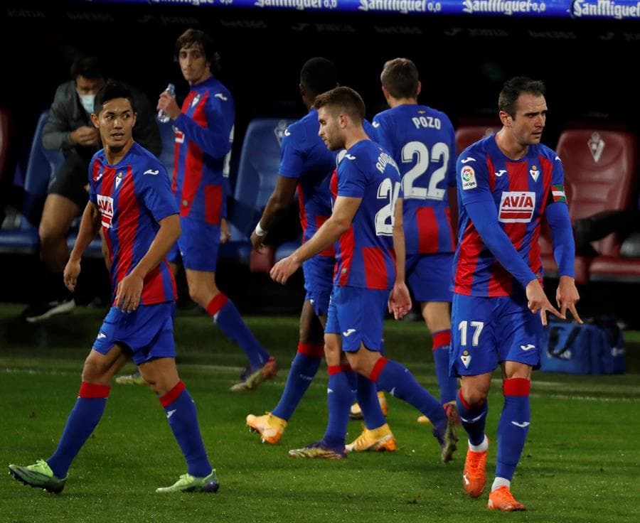 Real Madrid se impone ante el Eibar 3-1 en la Jornada 14 de LaLiga. Karim Benzemá abrió el marcador al minuto 6, cuando seguido cayó el gol de su compañero Luka Modric. Kike García, al minuto 28, anotaba el único tanto para los 'Armeros' y es hasta el minuto 92 cuando Lucas Vázquez pone la cereza en el pastel para el triunfo del equipo merengue.