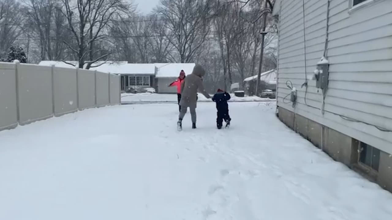 La ciudad de Nueva York canceló las clases presenciales y señaló que éstas serían en línea. Sin embargo, el sistema presentó fallas.
<br>
<br>
<b>“Estamos experimentando fallas en los servicios que requieren la autenticación para el login de IBM. </b>Estamos trabajando en resolverlo”, explicó el departamento de educación en un post en X.
<br>