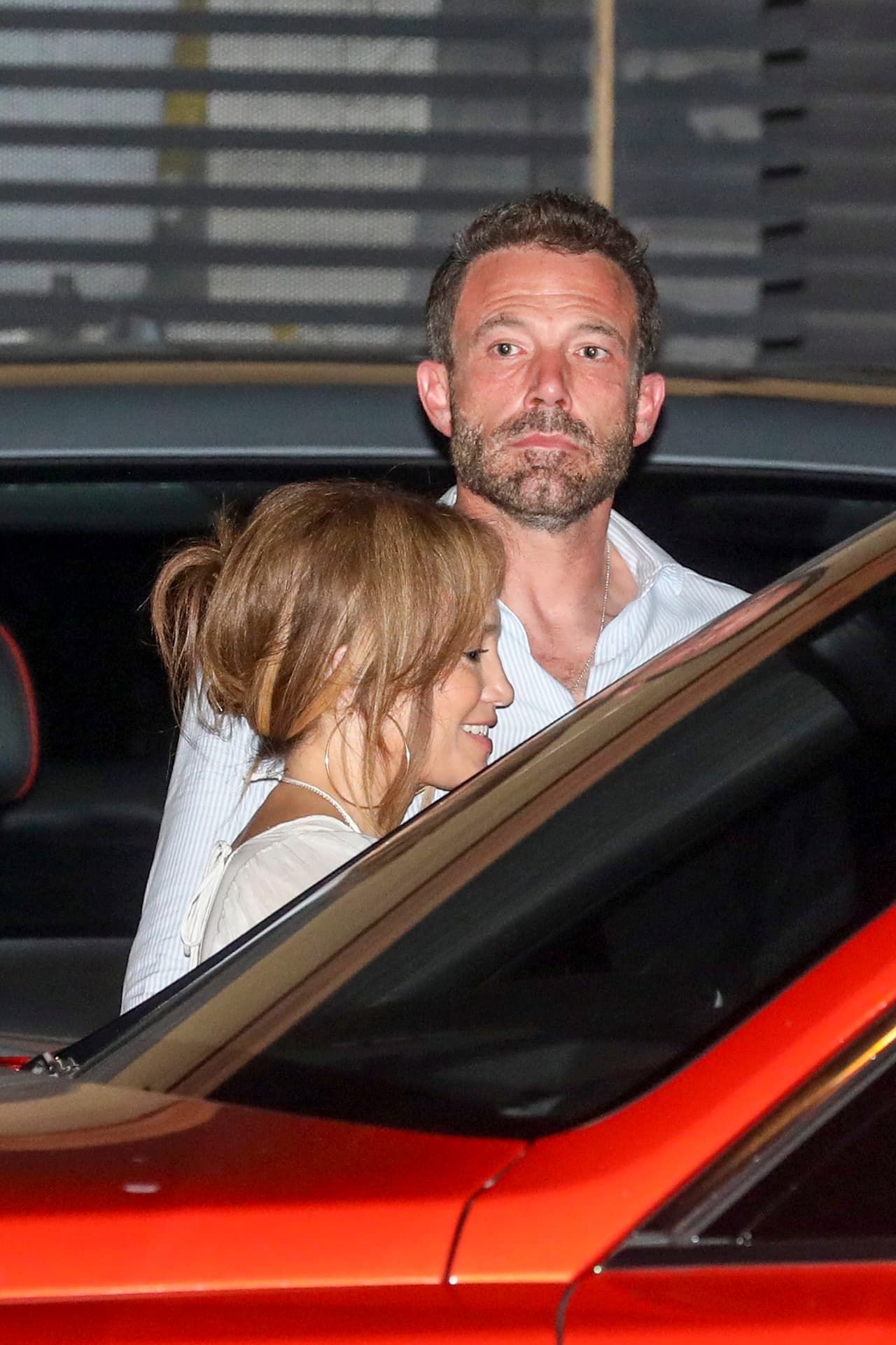 Affleck se puso una camisa a rayas y se la arremangó hasta la mitad de los antebrazos.
<br>