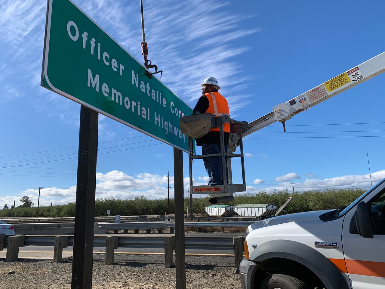 Los letreros dicen ‘Natalie Corona Memorial Highway’ y están ubicados en ambas direcciones de sur y norte sobre la autopista I-5 en el condado Colusa.