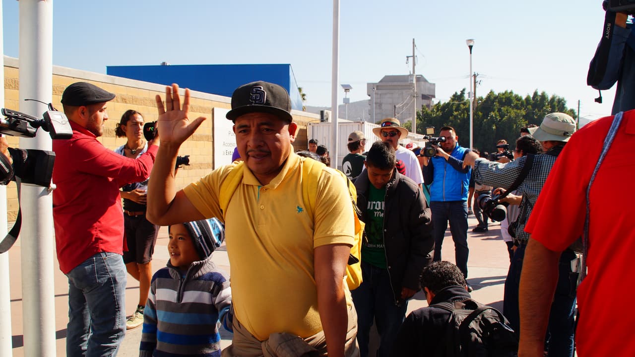 El padre se quedó en Tijuana porque fue deportado ya una vez en 2011 luego de pasar un año en una cárcel de Missouri por robo de identidad. Su plan era trabajar en México y solicitar asilo en ese país.