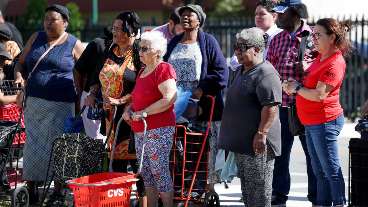 Qué se sabe (y qué no) sobre el pago parcial de ‘cupones de alimentos’ que hará el gobierno de Trump 