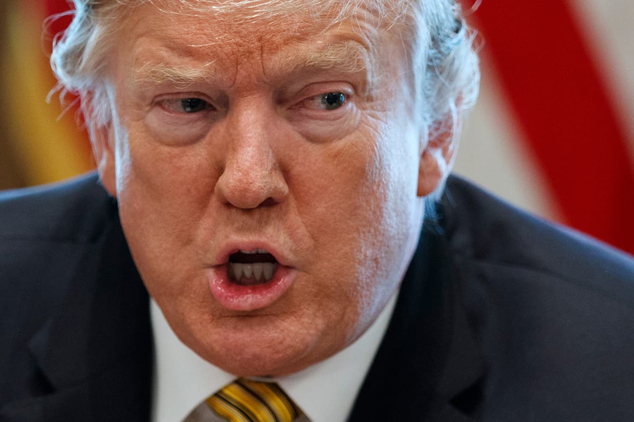 El presidente Donald Trump hablando durante una reunión en la Casa Blanca en Washington.