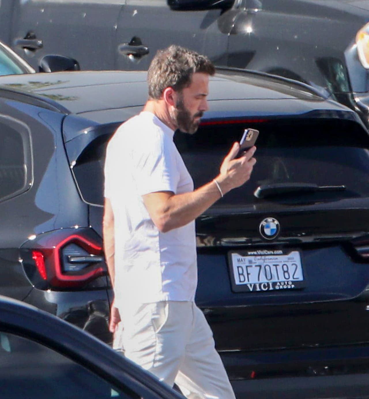 Usaba un look desenfadado, una camiseta blanca y pantalones del mismo color.
<br>