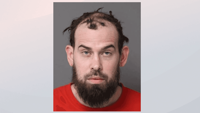 Sujeto acusado de usar un teléfono celular para tomar fotos bajo la ropa de una mujer