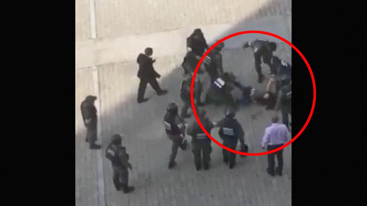 El 31 de marzo de 2017, un grupo de funcionarios de la Guardia Nacional golpeó a la periodista de Univision Elyangélica González en Caracas. 
<b><a href="http://www.univision.com/noticias/crisis-en-venezuela/militares-agreden-a-corresponsal-de-univision-noticias-en-venezuela-elyangelica-gonzalez">La reportera denunció la agresión al instante</a></b> y un video de la golpiza se hizo viral.