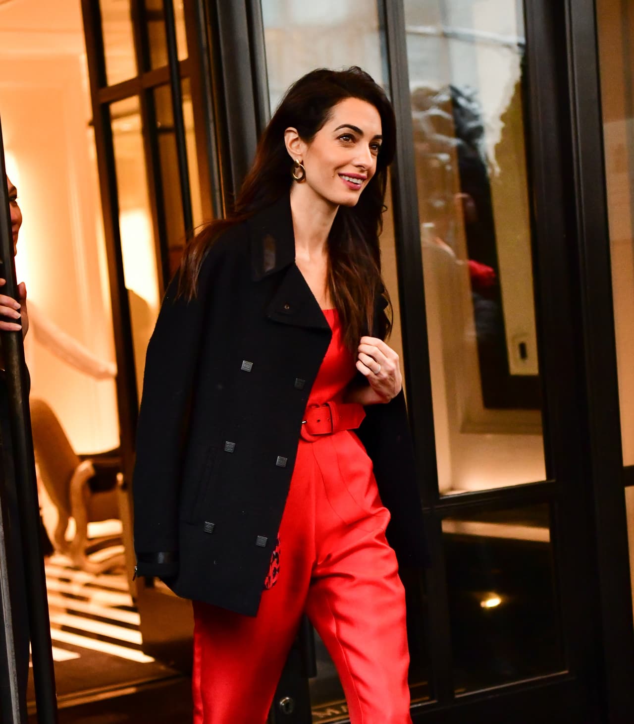 Otro detalle que recientemente se dio a conocer fue que Meghan viajó de vuelta a Londres en un 
<b>avión privado</b> contratado por 
<b>Amal Clooney</b>, y no en un vuelo comercial, como se tenía planeado.
<br>