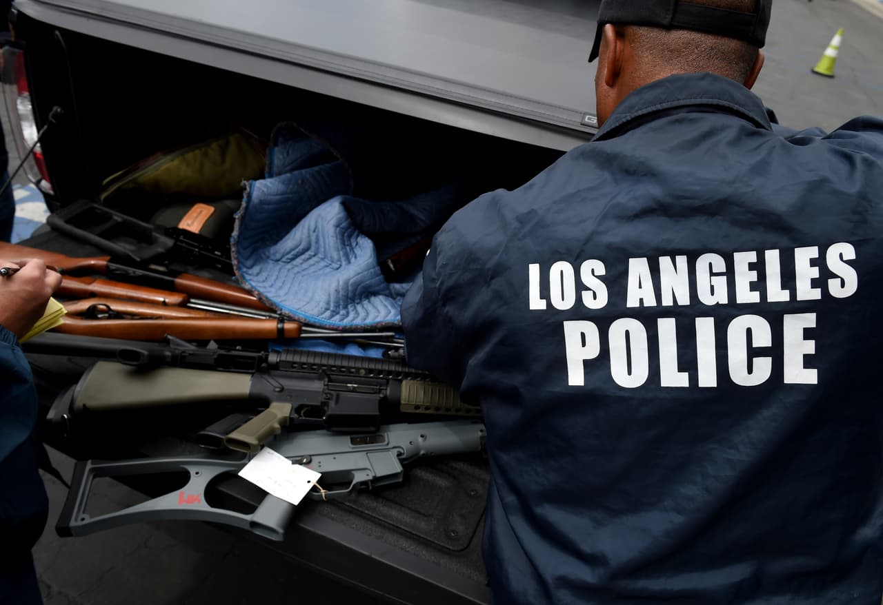 La venta ilegal de armas de fuego: el negocio paralelo de policías en California