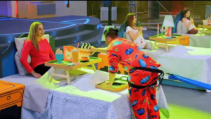 ¡Al fín lograron superar la primera prueba! En el capítulo del desayuno a la cama lograron empezar a subir sus ingresos. Aunque han continuado con altas y bajas de la tabla, ellos se mantienen firmes, haciéndolo por la experiencia.