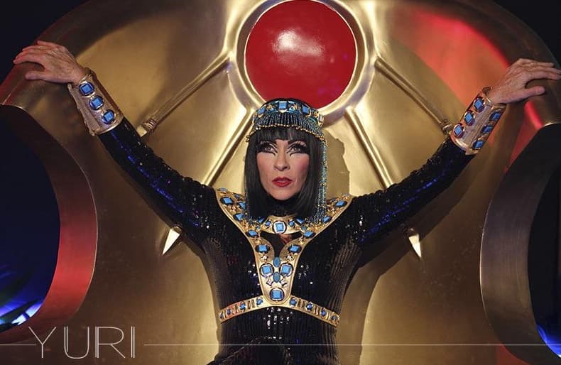 Tropieza pero no cae: Yuri inaugura las fiestas patrias en Las Vegas 