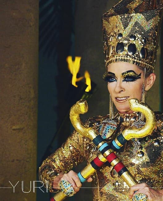 Sus fanáticos la han defendido y aseguran que varias cantantes como Cher y Madonna también se han inspirado en la cultura egipcia para hacer sus videos musicales.