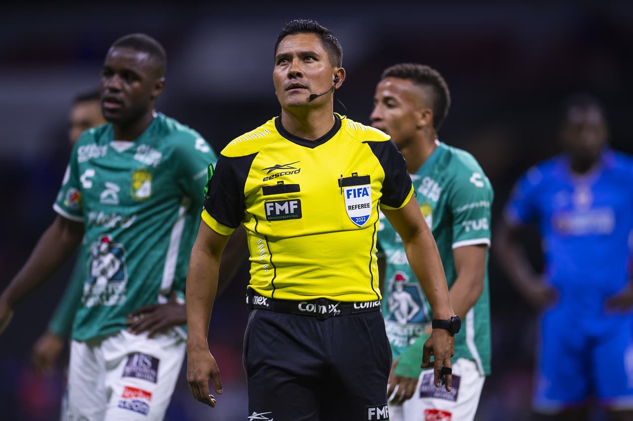 Guerrero marcó un penal para león al 92' pero tras revisarla en el VAR cambió su decisión.