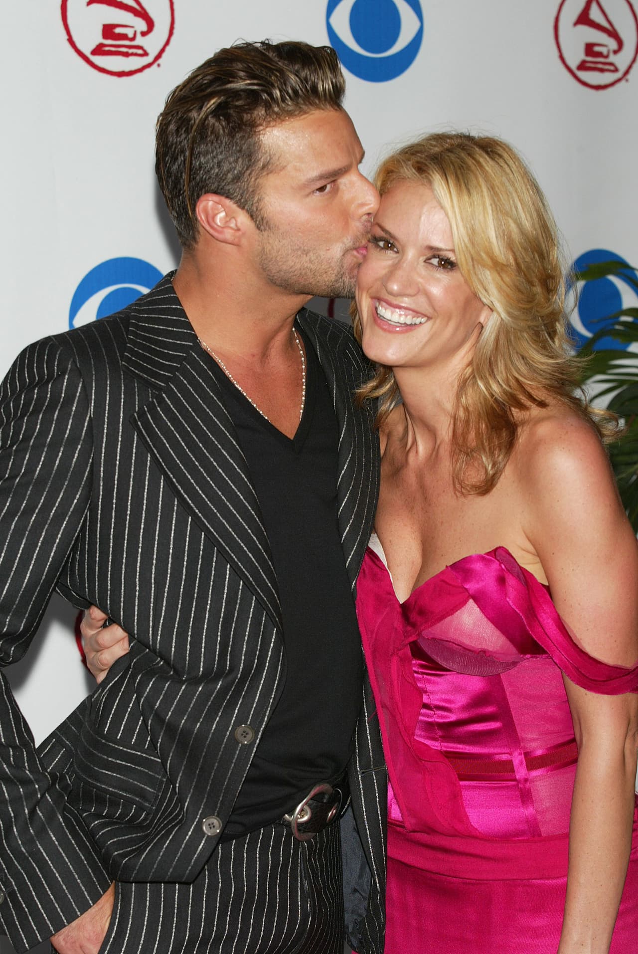 En 2003 Ricky Martin desfiló con la que era su novia, la actriz Rebeca De Alba.