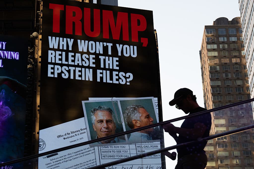 Una valla publicitaria en Times Square pide la publicación de los archivos Epstein el 23 de julio de 2025 en Nueva York.