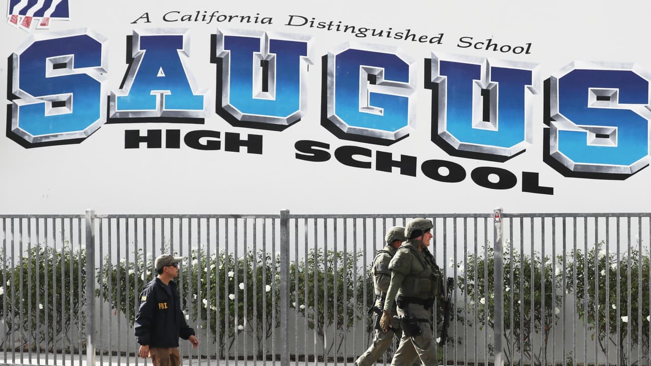 Estudiantes de la preparatoria Saugus regresan a clases tras tiroteo masivo