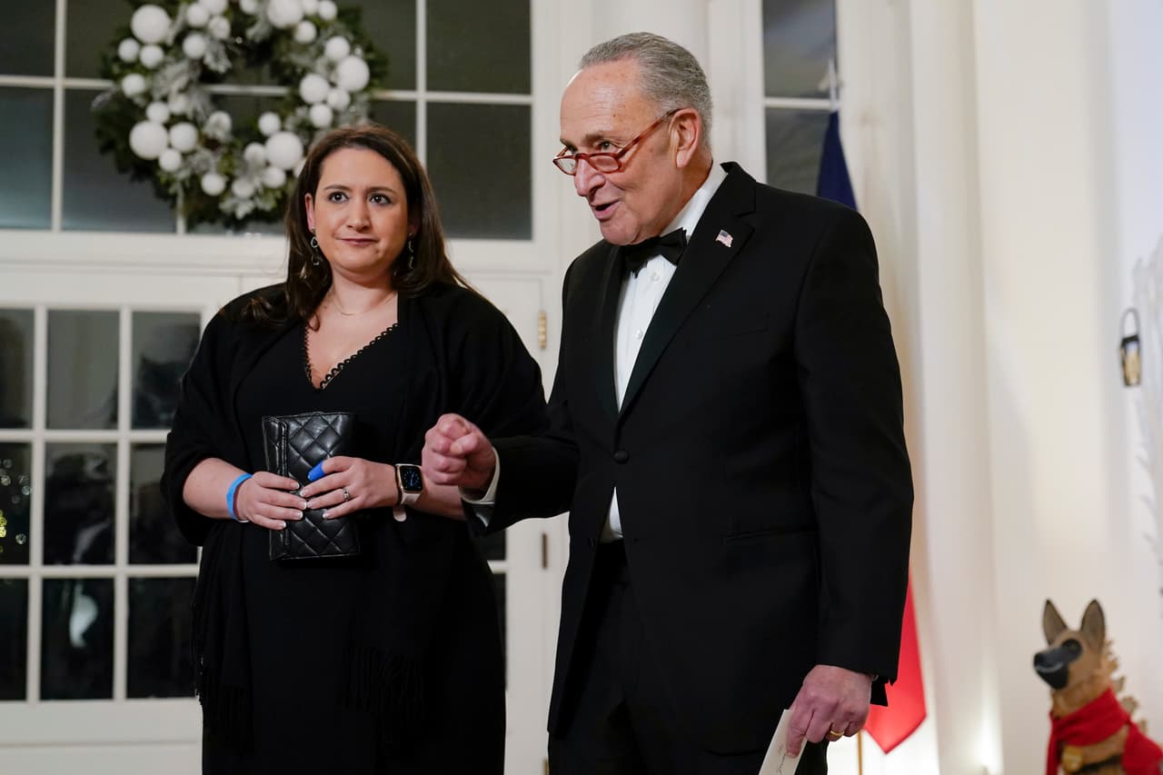 El senador Chuck Schumer, líder de la mayoría demócrata en el Senado, y su hija Jessica Schumer.