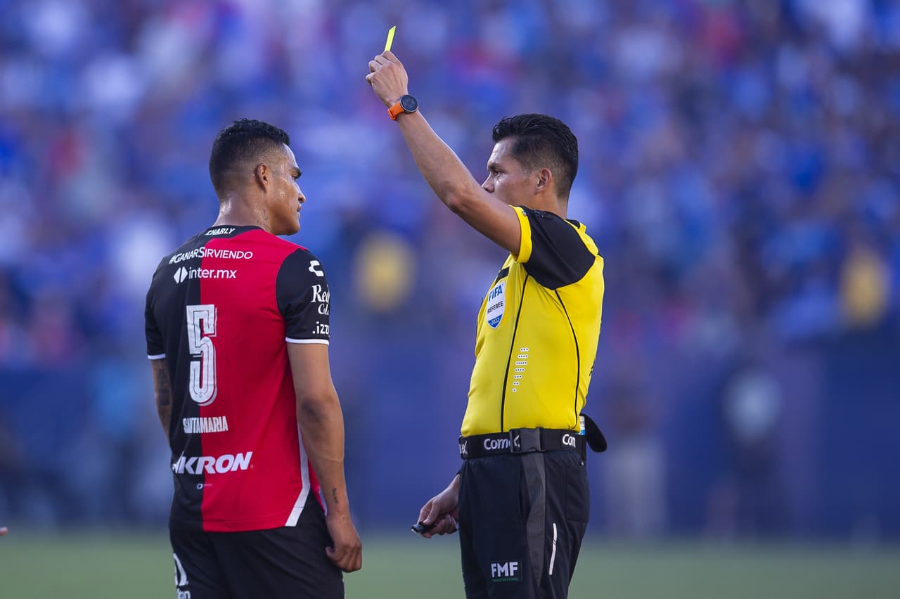 Julián Quiñones pasó de héroe a villano en cuestión de minutos, pues marcó el gol para empatar 2-2 en el tiempo reglamentario, pero voló el último cobro en los penales para darle el triunfo a Cruz Azul.