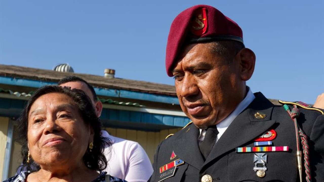 Tras ocho años de "lucha", este veterano mexicano deportado consiguió volver a EEUU