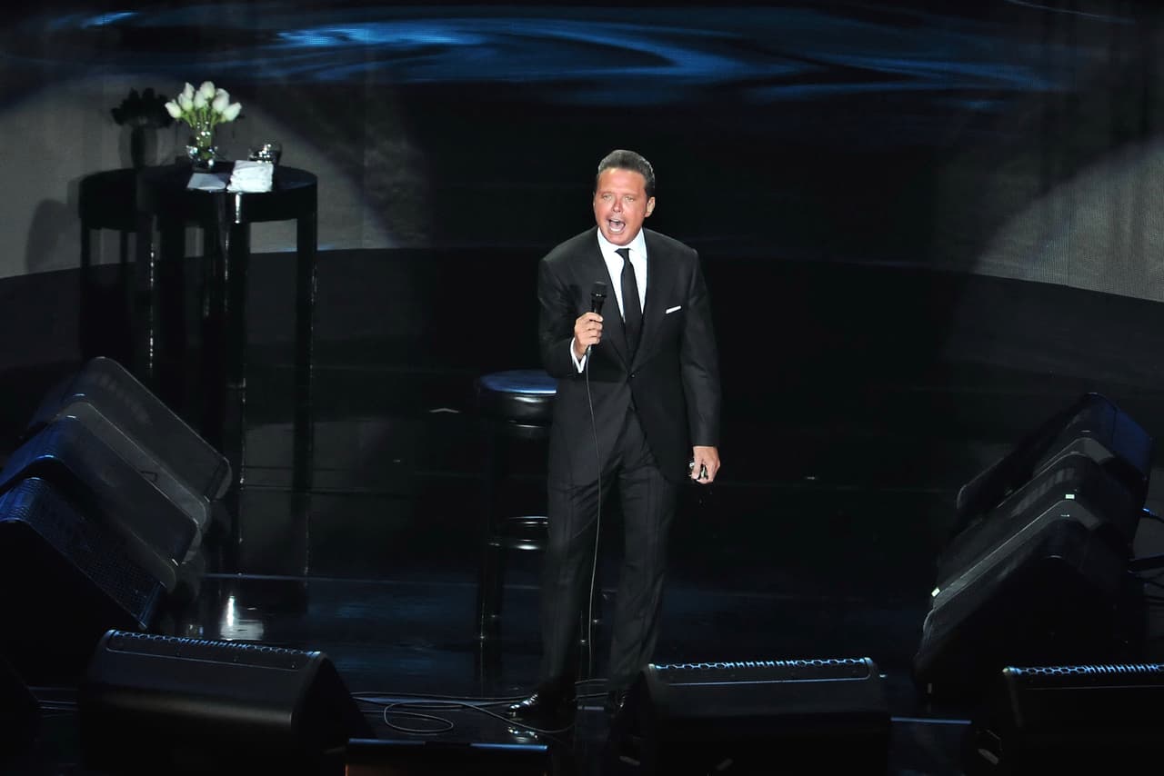 Mientras el cantate celebra sus 48 años inmerso en una gira de conciertos, una deambulante que muchos teorizan es su mamá camina por las calles de Buenos Aires y en Puerto Rico, todavía retumban los reclamos de paternidad de un hombre que conoció a Marcela.