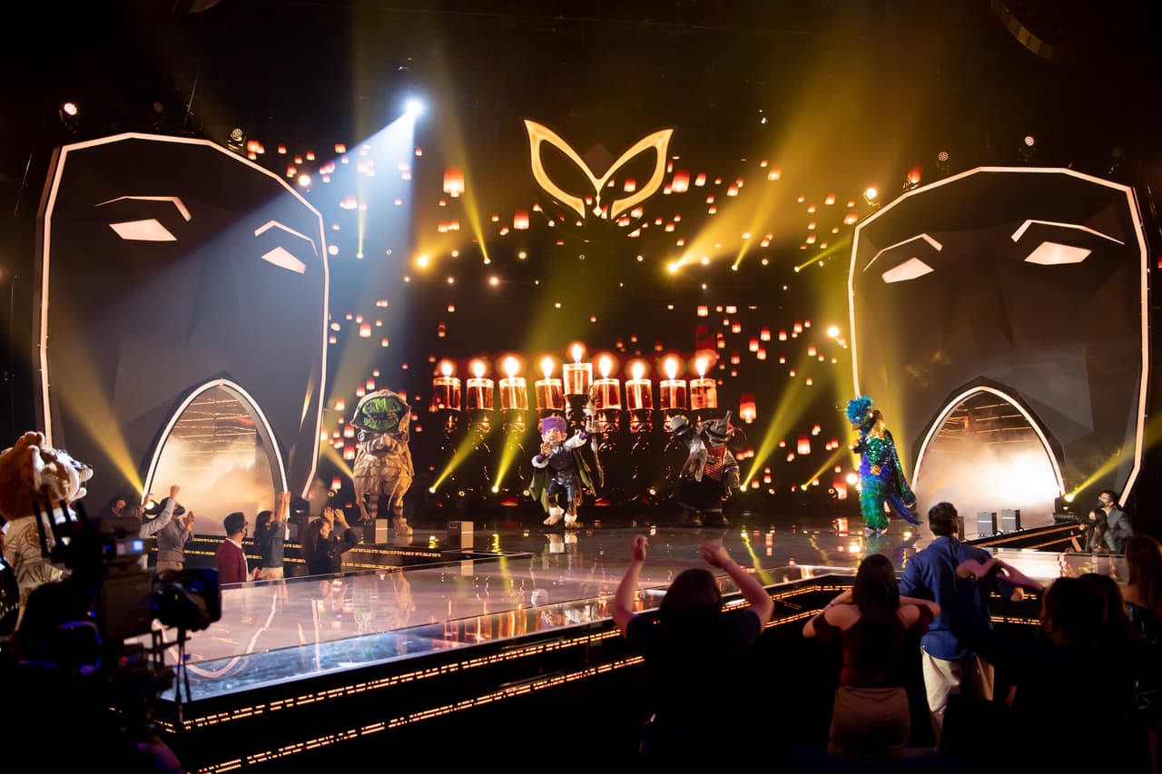 Los seis participantes que este domingo se presentaron en la competencia aparecieron juntos cantando en el escenario.