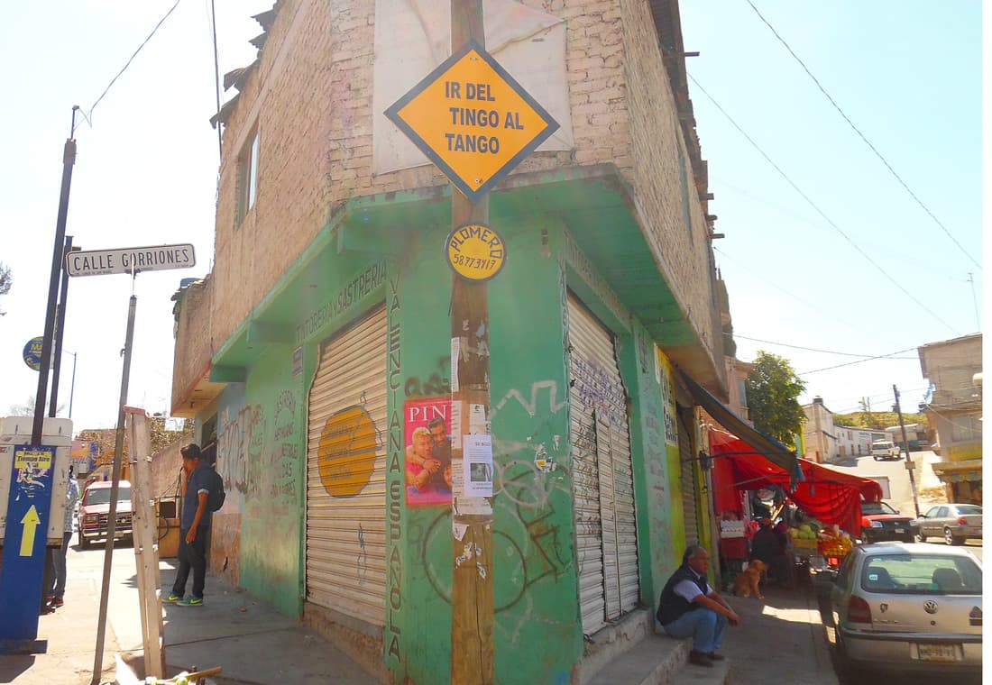 Este artista mexicano está pintando de amarillo las calles de su ciudad
