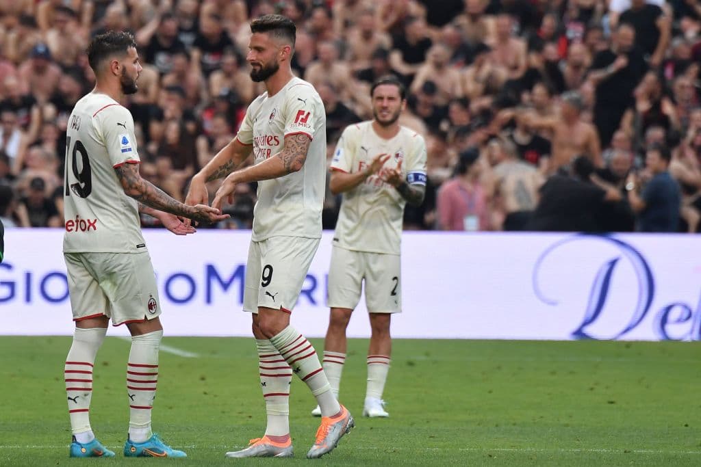 El AC Milan, tras once años, volvió a ganar el título de la Serie A tras imponerse este domingo por 0-3 al Sassuolo, resultado que impidió que su rival de patio, el Inter, se quedara sin opciones.