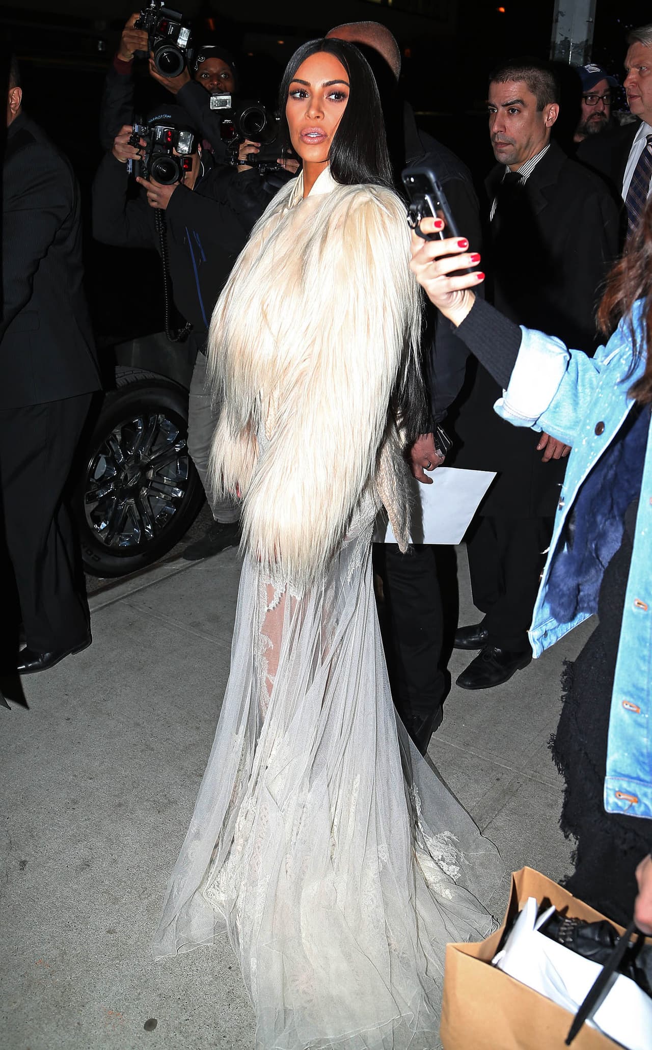 Kim completó su look con un abrigo de piel en el mismo tono.