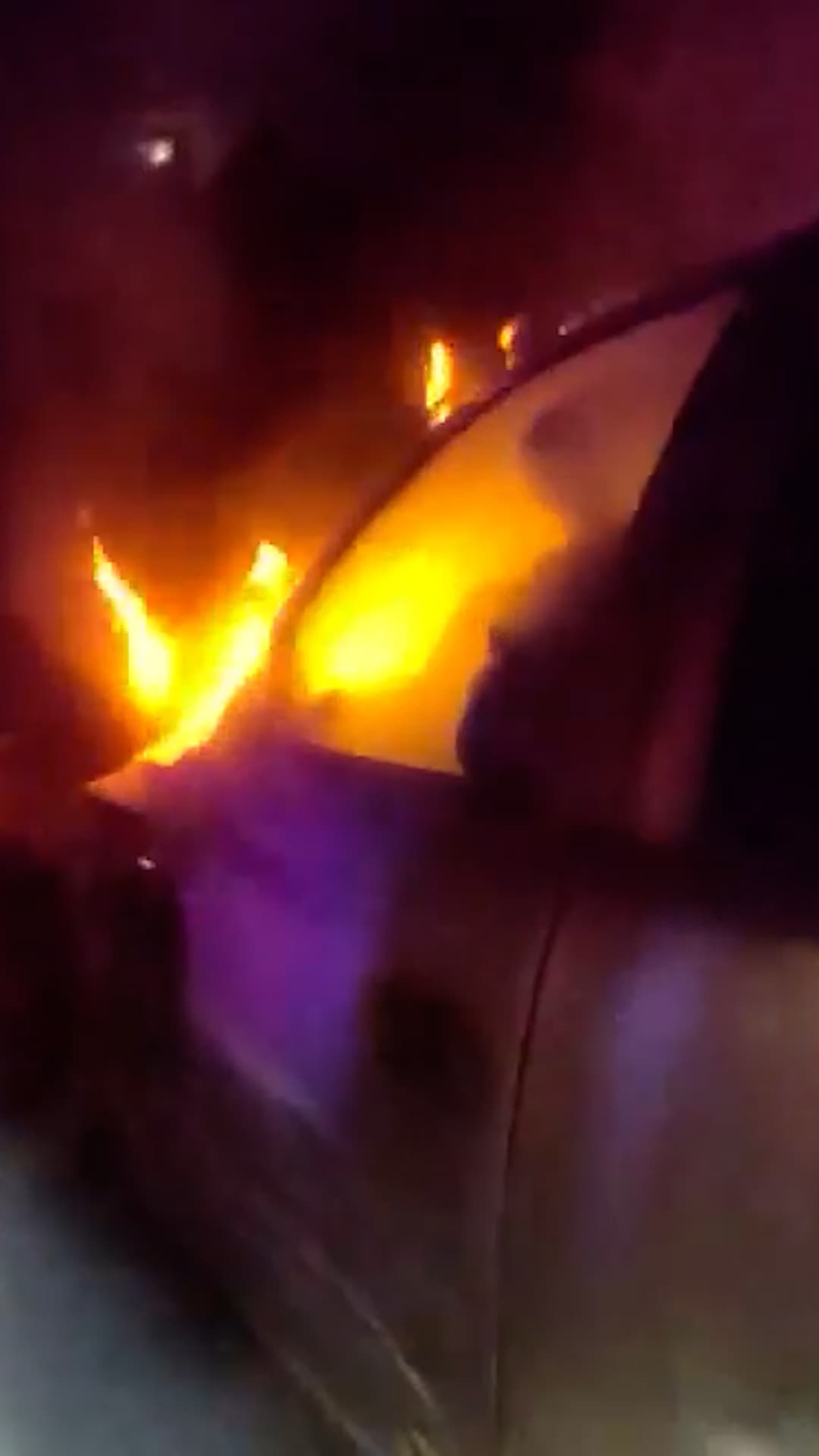 Un conductor incendia su vehículo durante una persecución