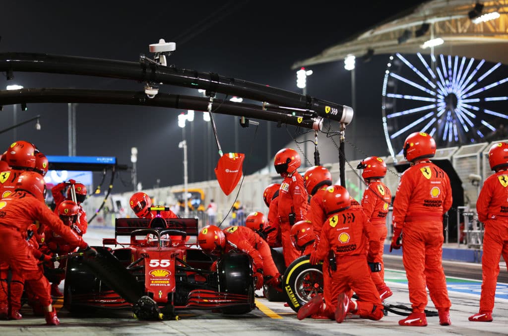 Inicia la Formula 1 con muchas sorpresas, Lewis Hamilton se corona campeón del primer Grand Prix del año, mientra que el mexicano Sergio Pérez, de ir en último lugar por un problema en su monoplaza, terminó quinto lugar en su debut con la escudería Red Bull. Su compañero Max Verstappen logró la segunda posición, mientras que Valtteri Bottas quedó en tercer lugar con Mercedes Benz.
